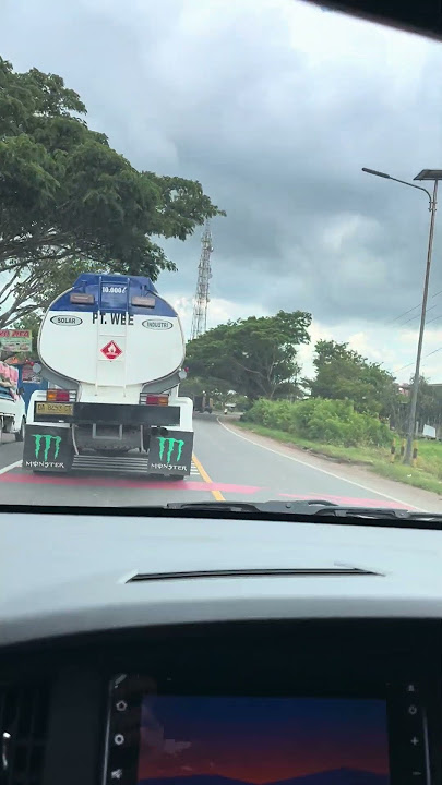 Lintasan jalan anjir menuju kapuas kalteng mendung hitam banget tanda mau hujan sudah
