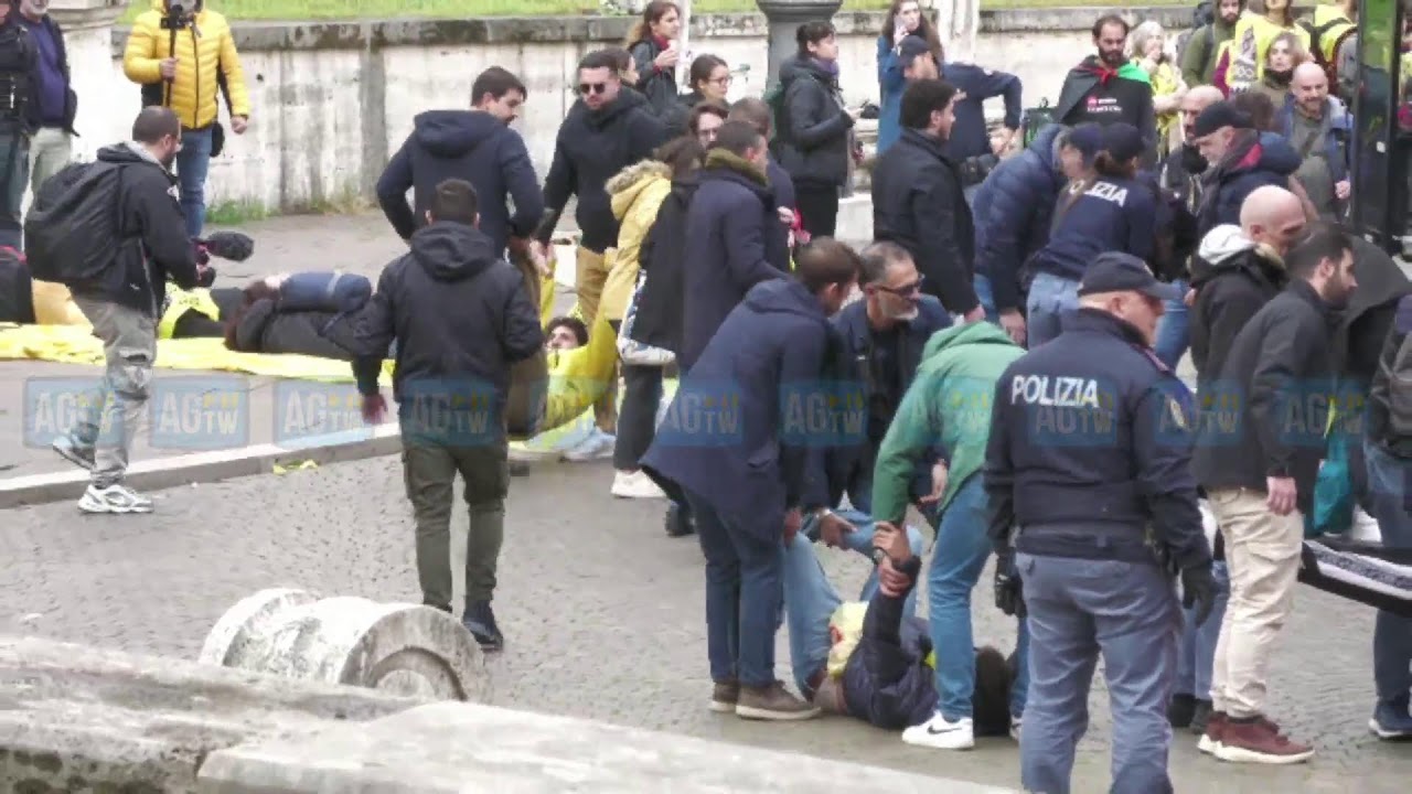 Letame scaricato davanti al Viminale: la protesta per il clima e contro il governo