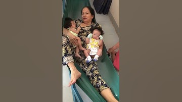 Bà ngoại ru cháu ngủ