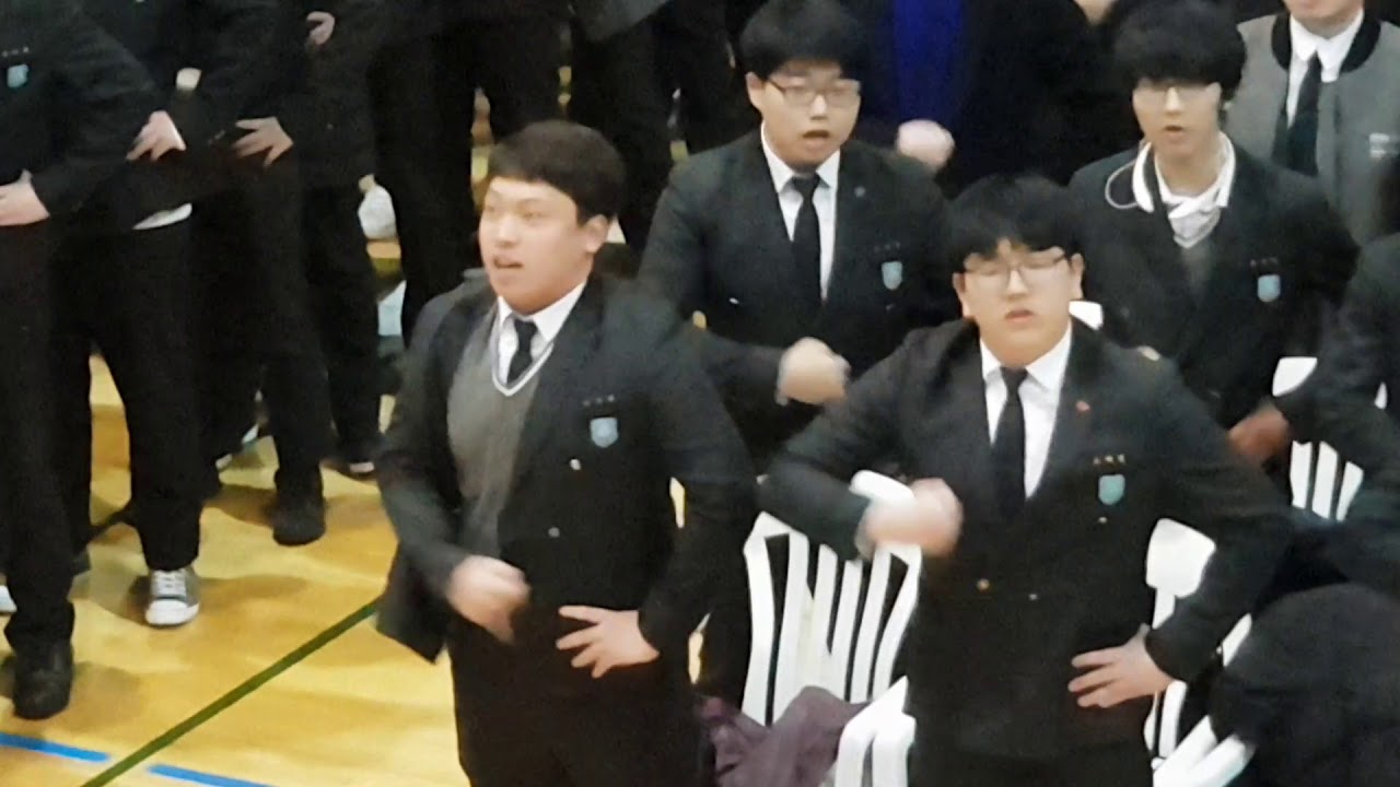 졸업식장에 울려 퍼진 졸업생의 차돌가