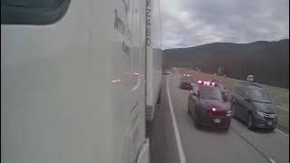 Sopir truk membantu Polisi dalam kejar-kejaran mobil di jalan raya