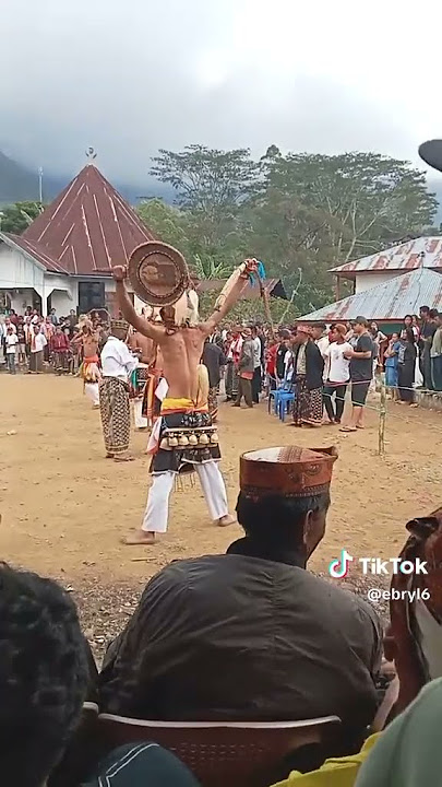 tarian caci adat manggarai