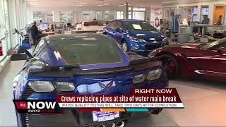 Crews replacing pipes at site of Oakland County water main break