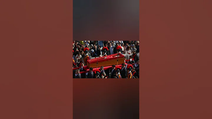 Watch as thousands queue to see Pope Francis lying in state for second day #shorts #youtubeshorts