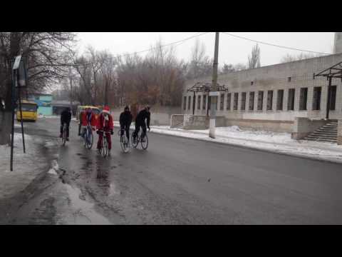 Детям привезли сладости Деды Морозы на велоcипедах