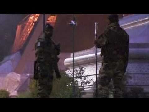 Eiffel Tower evacuated after second bomb threat in two weeks‎