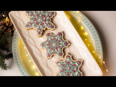 Full Tutorial Wet-on-Wet Royal Icing Snowflake Cookies with Natural Food Coloring