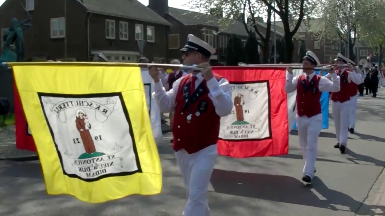 Defilé Schutterij St  Antonius Nieuw Dijk