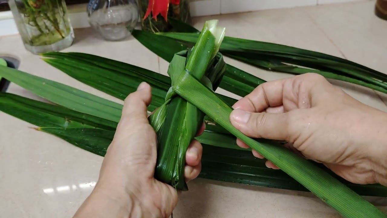 How to knot pandan leaves😉