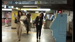 たくさんの人が常時行き交う東京メトロ銀座線のコンコースの風景