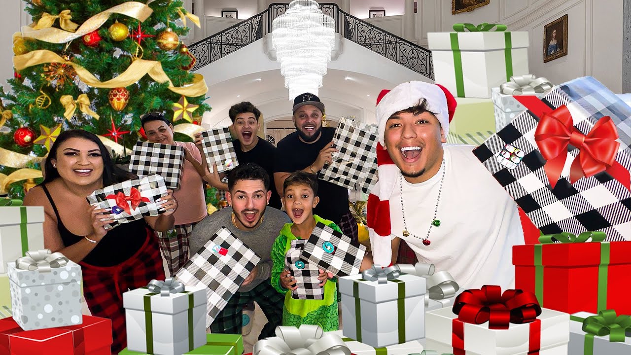 WORLDS BEST FAMILY CHRISTMAS GIFTS OPENING!!