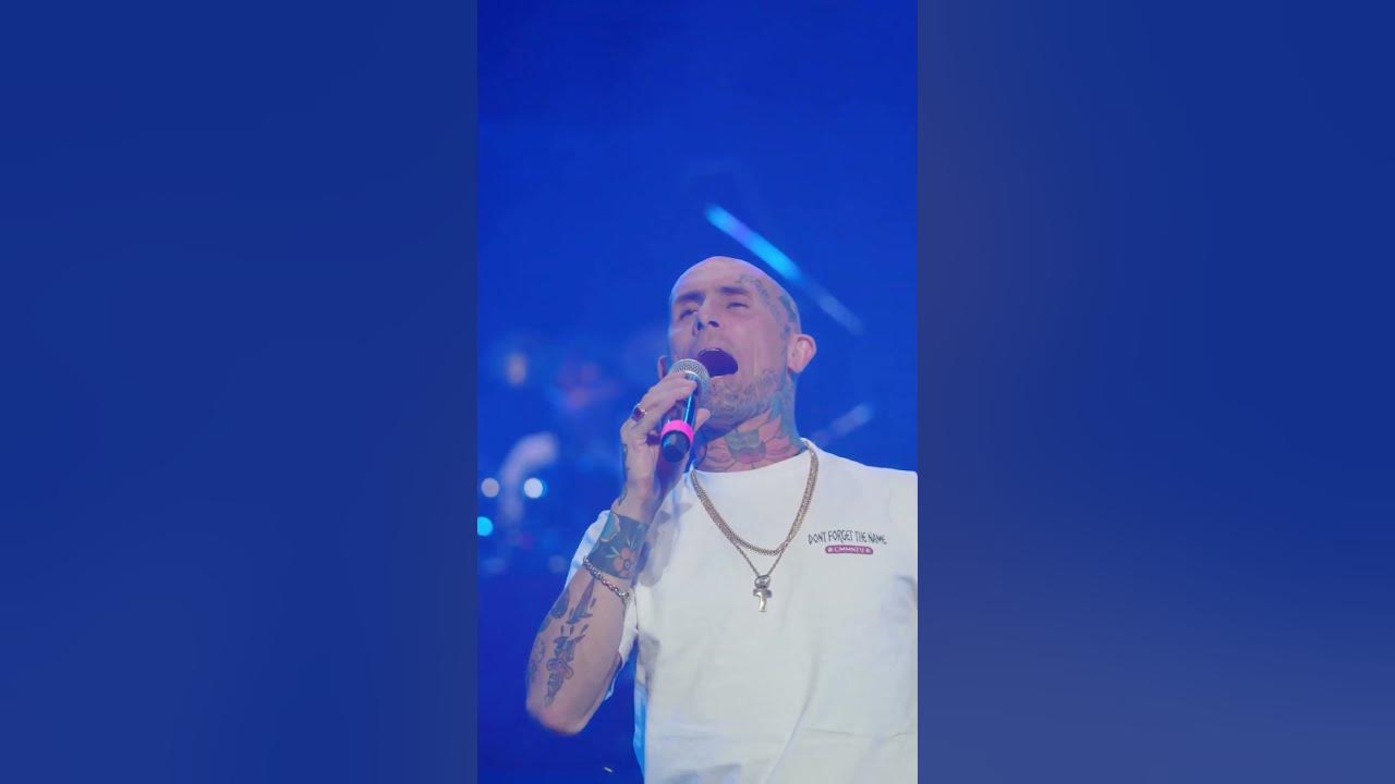 FMK y Ke Personajes cantando "Un Finde" en vivo