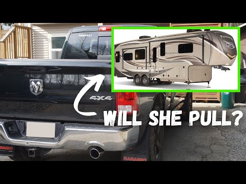 Vídeo: Qual o tamanho de um trailer que um Dodge Ram 1500 pode puxar?