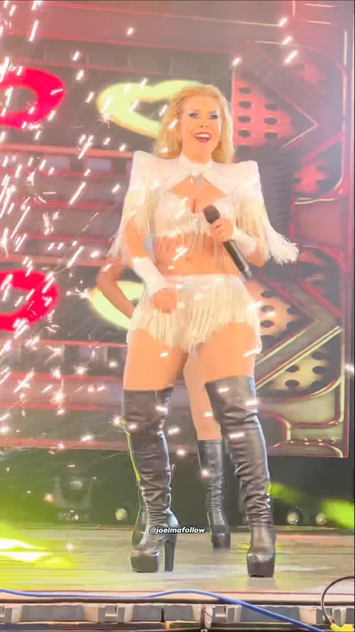 Joelma fazendo performance de perder o fôlego