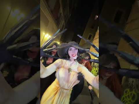 قرية ريزدنت إيفل رائجة للمشي  8 8  