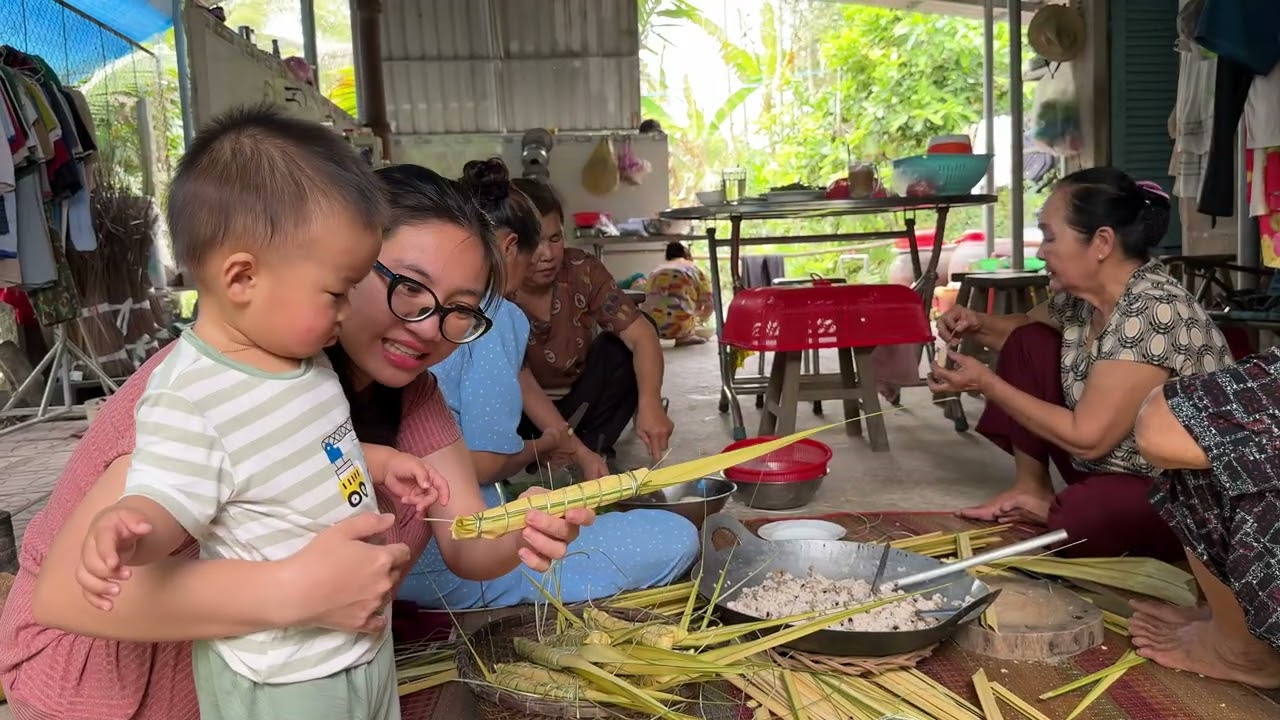 Mẹ Cùng Mấy Mợ Gói Bánh Cúng 100 Ngày Của Bà Ngoại