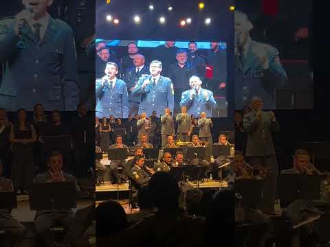 Quarteto da PMPR cantando no Teatro Guaíra o Rei está voltando