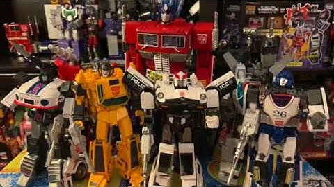 Transformers G1 Prowl VS Takara MP-17