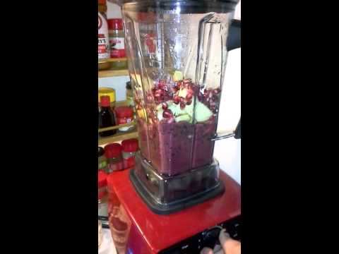 quick-and-easy-smoothie-using-vitamix