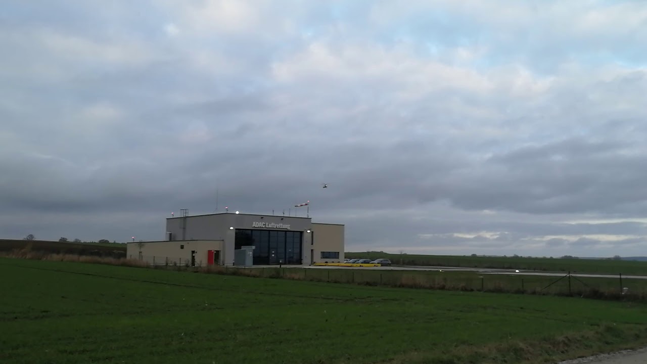 Christoph 65 im Landeanflug und fliegt gleich wieder los