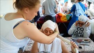 Video thumbnail of "Turban tying at the European Yoga Festival, Style #1"