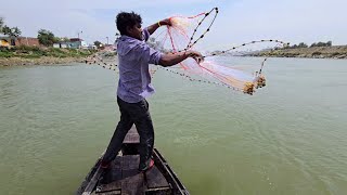 How do villagers catch fish using throwing nets #fishhunting2 #amazingfishing