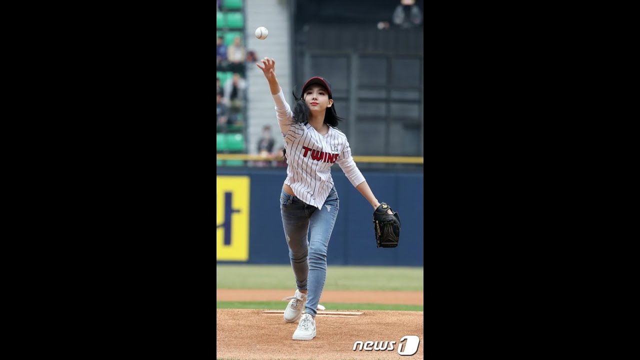 日本でも大人気 Twice メンバーが韓国プロ野球で始球式に登場 4 2 Youtube