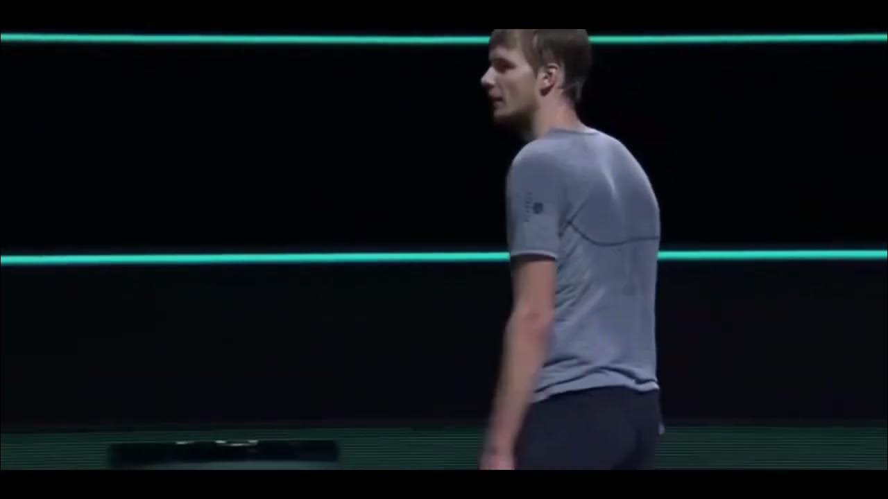 теннисист ругается. дэн эванс. александр бублик российский теннисист. саша бублик теннис. рублев теннисист агрессивно ест банан.