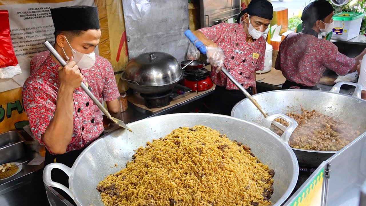 Основана в 1958 году! Самый популярный жареный рис с бараниной в Джакарте –индонезийская уличная еда