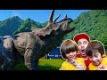 Dani y Evan crean DINOSAURIOS en JURASSIC WORLD EVOLUTION - Tenemos VELOCIRAPTORES!!