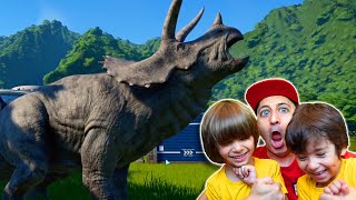 Dani y Evan crean DINOSAURIOS en JURASSIC WORLD EVOLUTION - Tenemos VELOCIRAPTORES!!