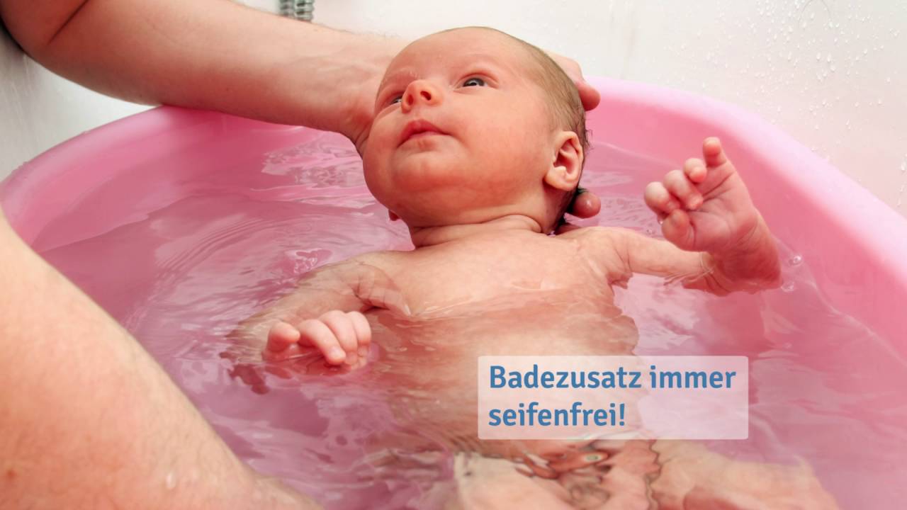 Первая гигиеническая ванна. Пуканье новорожденного. Купание новорожденного ребенка. Малыш купается. Купание ребенка новоро.