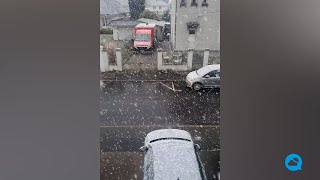 A neve cai em Paris nas primeiras horas do mes de abril