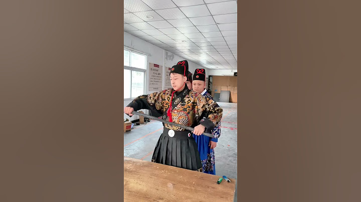 美女挑战徒手掰弯钢筋Beautiful woman challenges to bend steel bars with bare hands#搞笑 #shorts #funny #kungfu