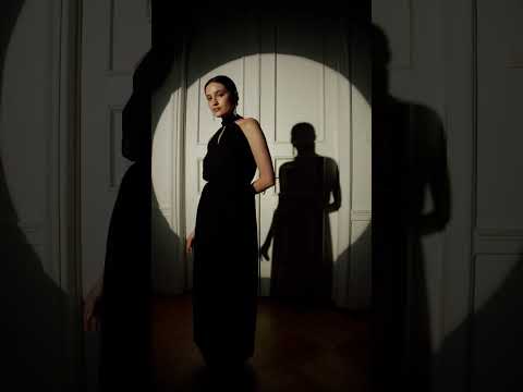 Video: CM7263 Sukienka szyfonowa z wiązaniem wokół szyi - czarna