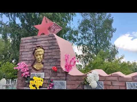 Монумент и могилка Тани Савичевой жертвы блокады Ленинграда.Мемориальный комплекс с военной техникой