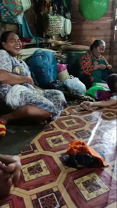 Nenek latah suasana kampung