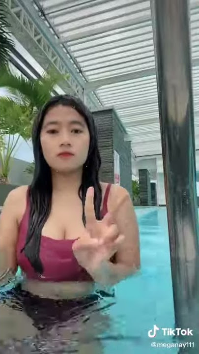 MegaNay Seksi Di Kolam Renang