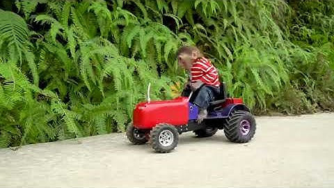 Monkey Nana a wood loaded tractor in contest trouble and has to seek help from a friend 😊