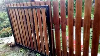Забор пропитан самодельной марилкой сваренной из коры лиственницы
