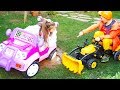 ARABA ÇAMURA BATTI ALİ ARDİANA'YI KURTARDI - Kids Ride on Power Wheel Excavator Car Stuck in the Mud