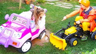 ARABA ÇAMURA BATTI ALİ ARDİANA'YI KURTARDI - Kids Ride on Power Wheel Excavator Car Stuck in the Mud ARABA ÇAMURA BATTI ALİ ARDİANA'YI KURTARDI - Kids Ride on Power Wheel Excavator Car Stuck in the Mud