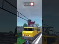 Een trein komt aan en vertrekt in Heiloo in Roblox