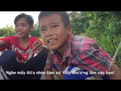 Video Ba cậu nhóc đen nhẻm bán trai sông bên đường cao tốc... - youtube