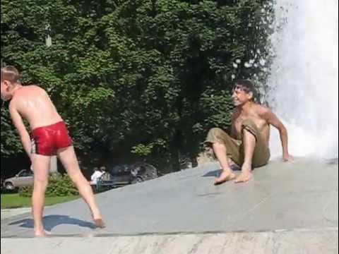 мальчики купаются 