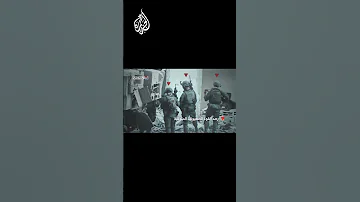 مقاتل من القسام يلقي عبوة ناسفة تجاه قوة إسرائيلية في جباليا 
