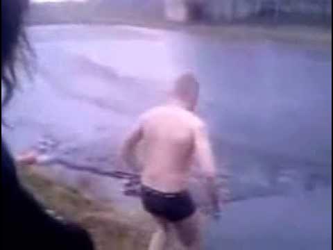 прыгнула на лед. прыгнула на лед. жесткий прыжок. не проверять прочность льда ударом ноги. прыгает на льду.