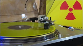 Kraftwerk „Radioactivity“ - Vinyl Technics SL 1200 G / AT 33PTG/II