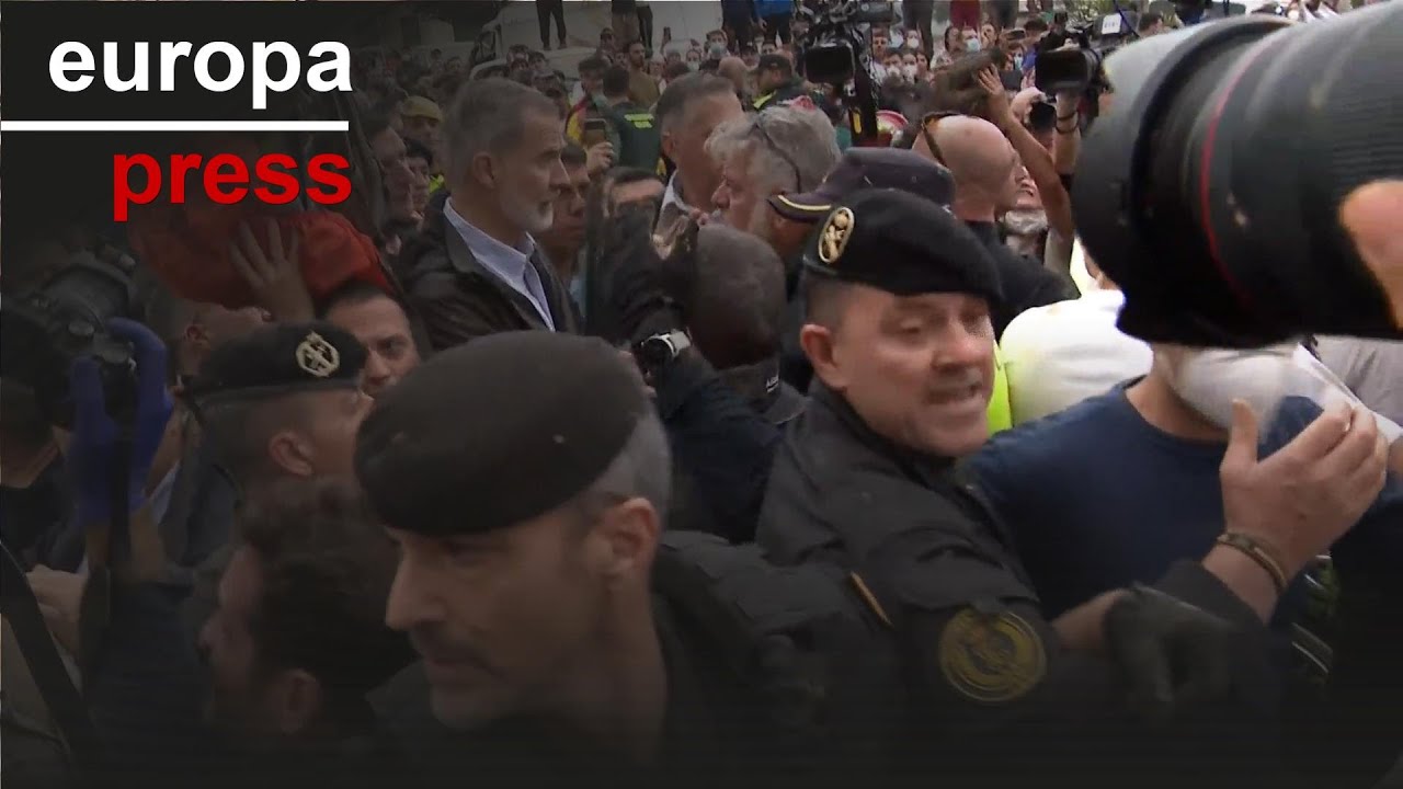 Vecinos de Paiporta (Valencia) increpan a los reyes, Sánchez y Mazón durante su visita