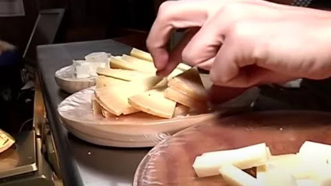 ¿Evita el moho envolver el queso en papel de aluminio?